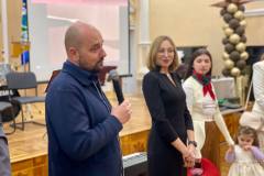 photo_5280504618347597579_y